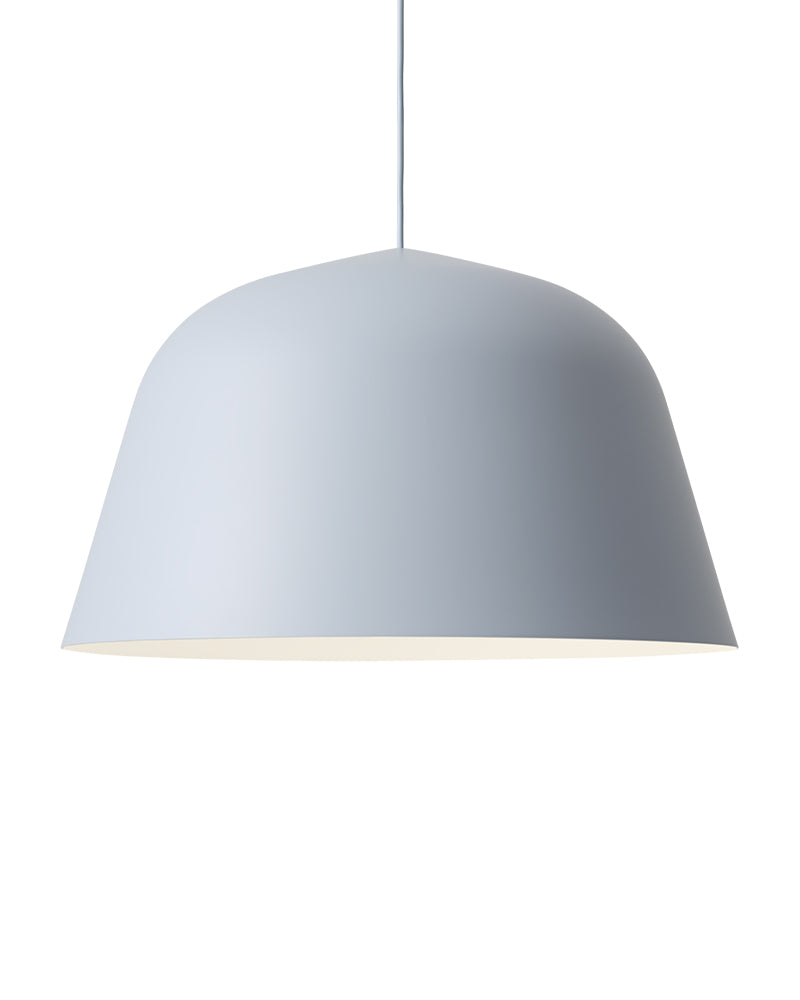 Ambit Blå pendel lampe ø55 Muuto i håndslebet aluminium med hvid inderside til frisørudstyr
